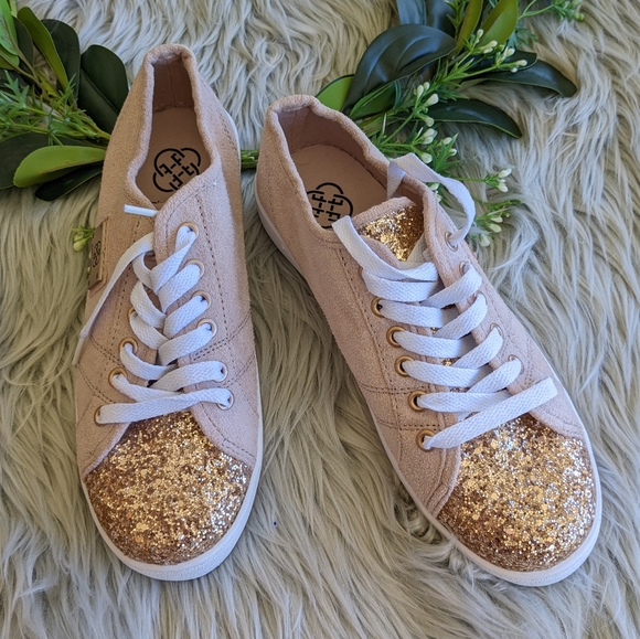 Daisy Fuentes Sneakers - Picture 2 of 11